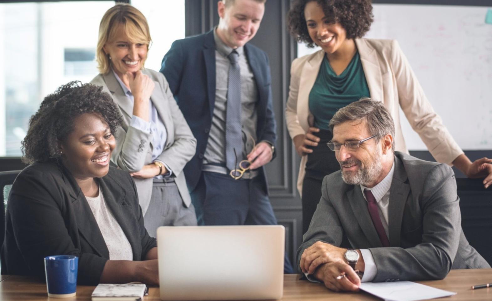 Session de formation avec documents financiers et calculatrice